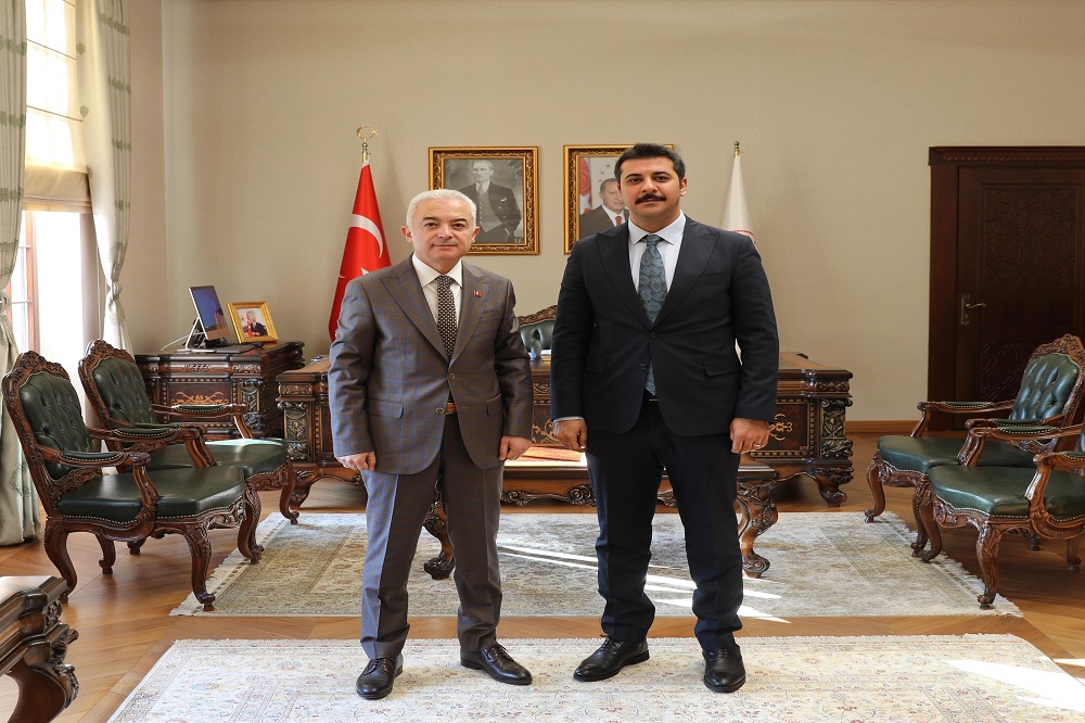 Valimiz Sayın Uğur Turan, Sayın Kaymakamımız Y. Emre YILDIZ'ı makamına kabul ederek, yeni görevinde başarılar diledi.